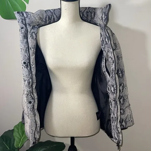 Betsey Johnson Quilted Puffer Jacket in Gray Black Python Snake Print Sz. S