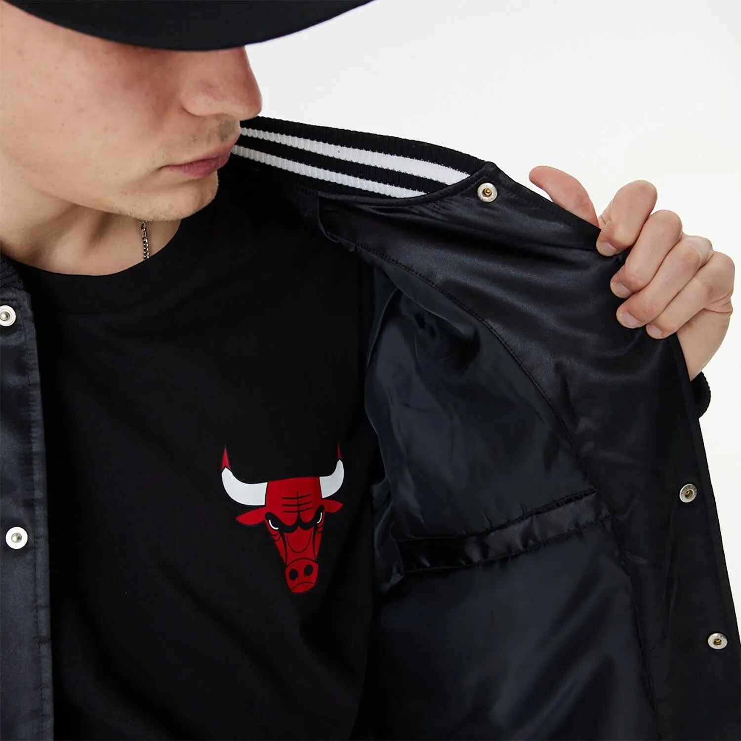 Bunda bomber New Era Chicago Bulls NBA Black Satin Bomber Jacket čierna