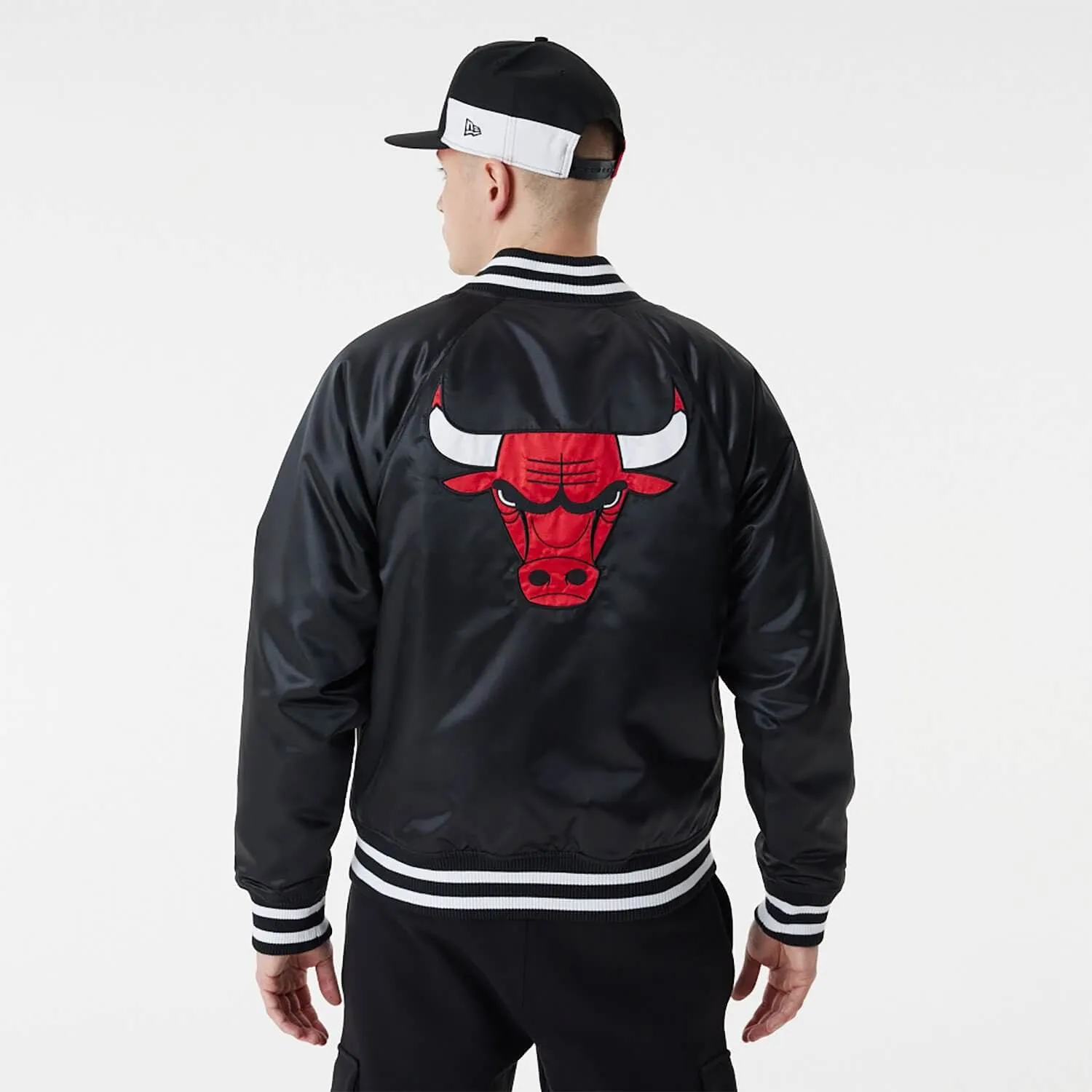 Bunda bomber New Era Chicago Bulls NBA Black Satin Bomber Jacket čierna