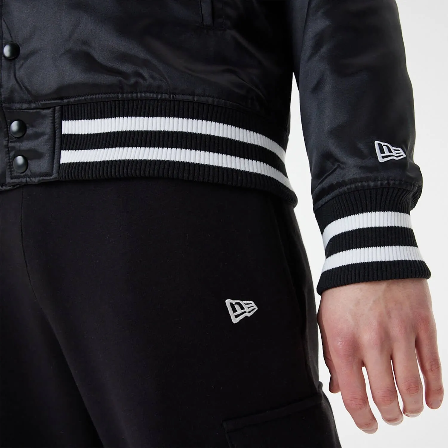 Bunda bomber New Era Chicago Bulls NBA Black Satin Bomber Jacket čierna