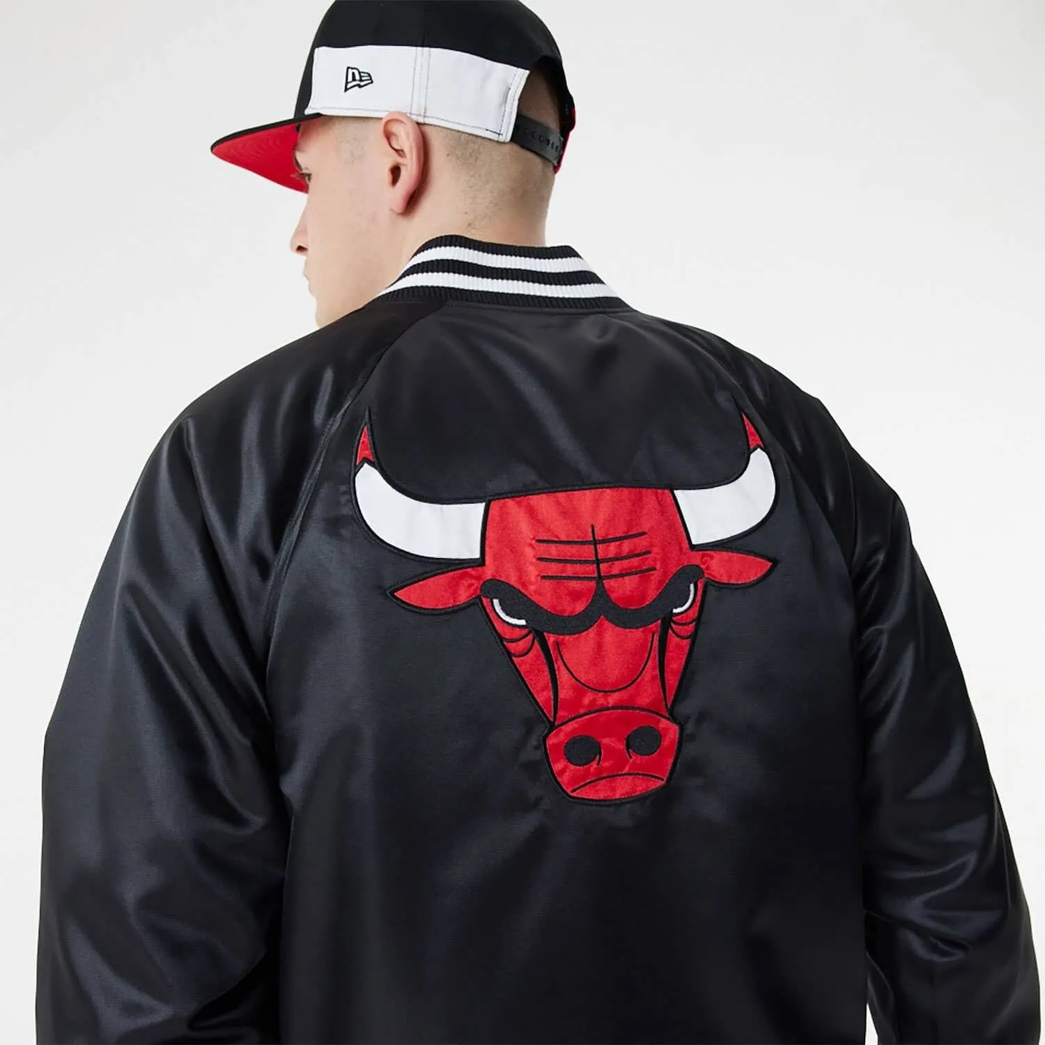 Bunda bomber New Era Chicago Bulls NBA Black Satin Bomber Jacket čierna