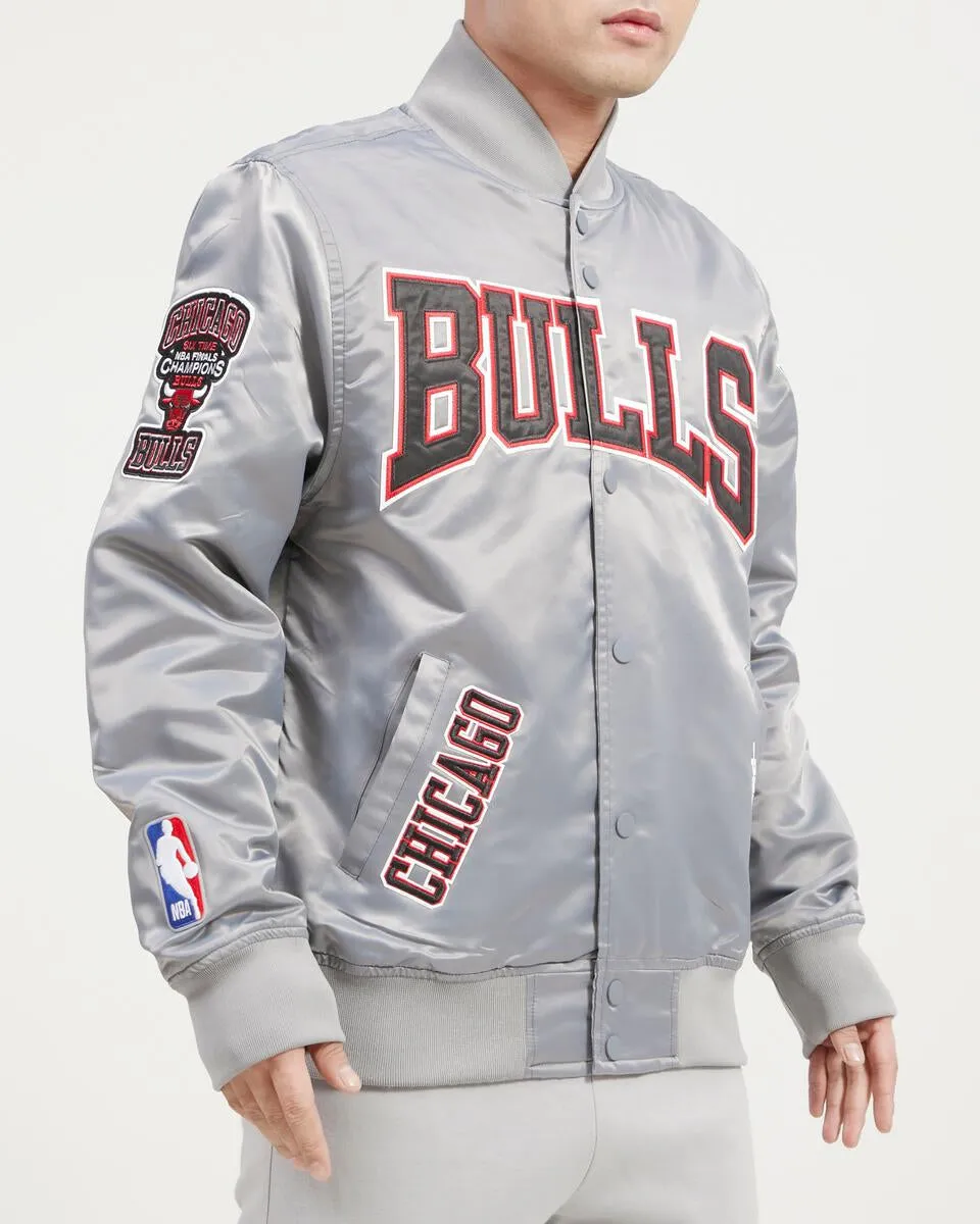 PRO STANDARD CHICAGO BULLS CREST EMBLEM SATIN JACKET (GRAY)